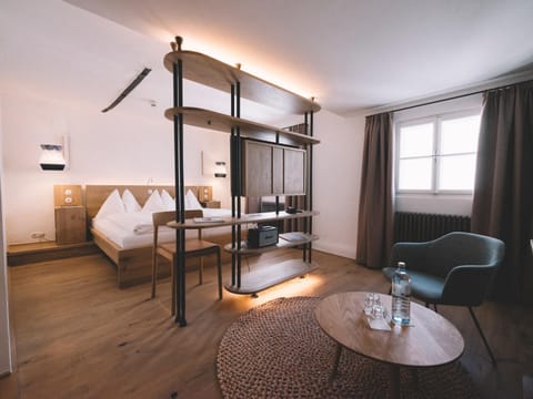 Bed, TV and multimedia, Seating area