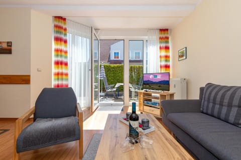 Communal lounge/ TV room, TV and multimedia, Living room, Seating area