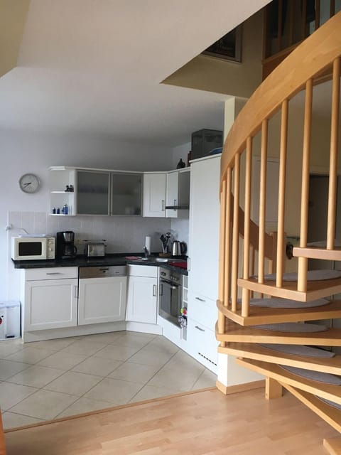 Kitchen or kitchenette, dishwasher, stove