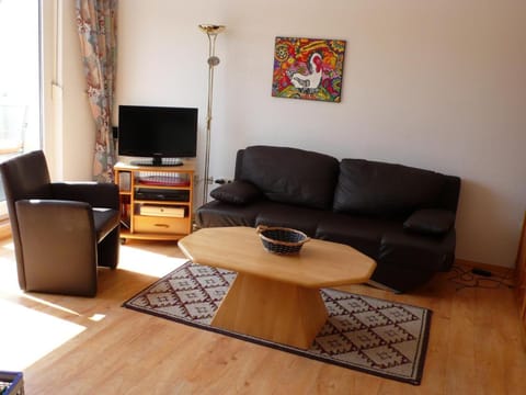 Communal lounge/ TV room, TV and multimedia, Living room, Seating area