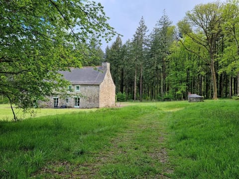 Paimpont: Gîte de la Haute Fenderie Casa in Paimpont