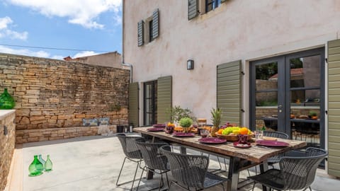 Patio, Dining area