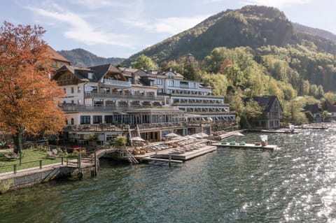 Property building, Facade/entrance, Balcony/Terrace, Lake view