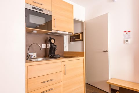 Coffee/tea facilities, Kitchen or kitchenette, minibar, stove