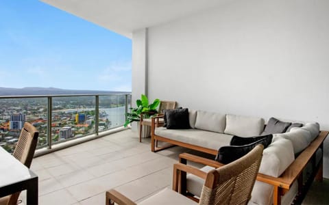 3 Bedroom 3 Bathroom Sub Penthouse SPA at Circle on Cavill - Q Stay Condo in Surfers Paradise