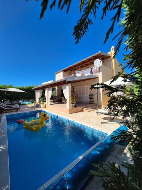 Property building, Day, Pool view, Swimming pool, sunbed