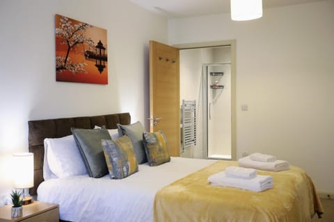 FW Haute Apartments at Queensbury, Ground Floor 2 Bedrooms and 2 Bathrooms with King or Twin beds with Front Porch and FREE WIFI and PARKING Eigentumswohnung in Edgware