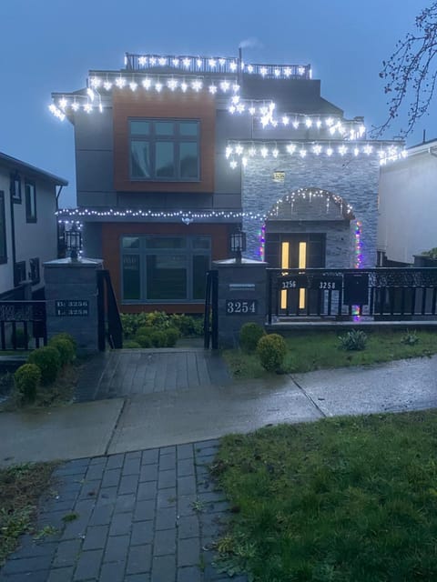 Six minutes to Rupert station Bed and Breakfast in Vancouver