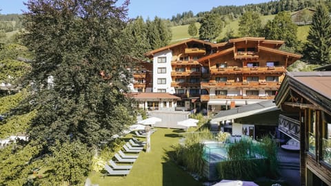 Property building, Spring, Day, Natural landscape, Summer, Garden, Hot Tub, Garden view, Mountain view, Pool view, Swimming pool, sunbed