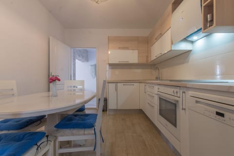 Kitchen or kitchenette, Dining area, oven, stove