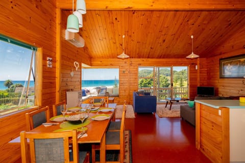 The Captain's Lookout - Onemana Holiday Home Casa in Whangamatā