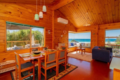 The Captain's Lookout - Onemana Holiday Home Maison in Whangamatā