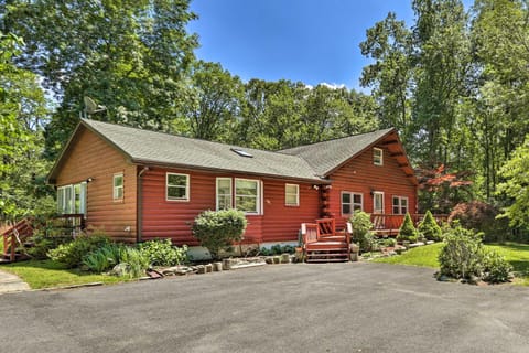 Pocono Mountains Cabin with Patio, Near Hiking! Casa in Middle Smithfield