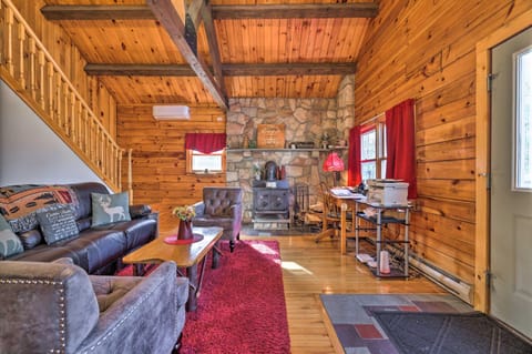 Dog-Friendly Pocono Mtns Cabin with Deck Near Hiking Casa in Middle Smithfield