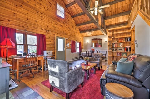 Dog-Friendly Pocono Mtns Cabin with Deck Near Hiking House in Middle Smithfield