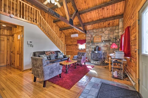 Dog-Friendly Pocono Mtns Cabin with Deck Near Hiking Maison in Middle Smithfield