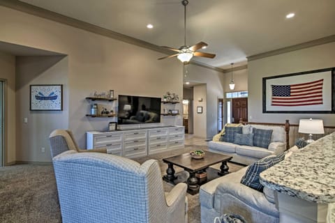 Expansive Townhome with Game Room and Community Pool Haus in Table Rock Lake