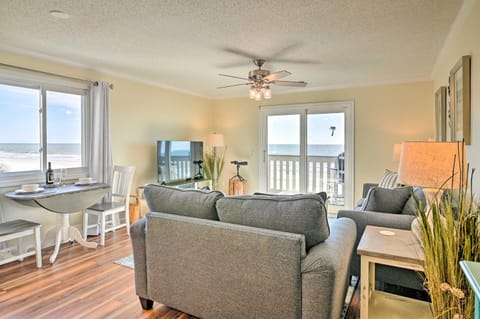 On-The-Beach Escape Oceanfront in Surfside! Apartment in Surfside Beach