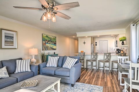 On-The-Beach Escape Oceanfront in Surfside! Apartment in Surfside Beach