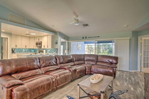 Beachy Cape Coral Home with Pool and Canal Views! Casa in North Fort Myers