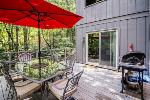 Welcoming Rumbling Bald Resort House with Mtn Views! Maison in Lake Lure
