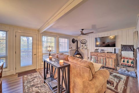 White Tail Retreat with Shared Hot Tub and Pool Access Condominio in Beech Mountain
