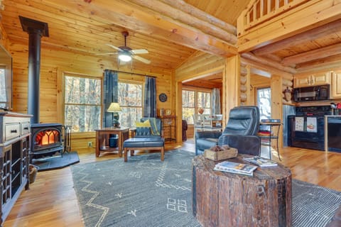 Blue Ridge Log Cabin with Hot Tub and Game Room! House in Blue Ridge Lake