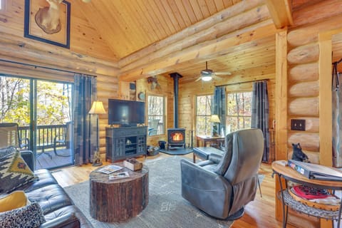 Blue Ridge Log Cabin with Hot Tub and Game Room! Haus in Blue Ridge Lake