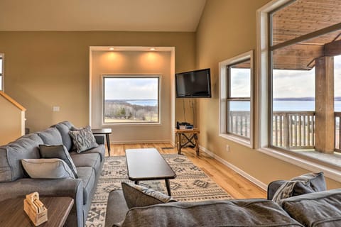 Cozy Cayuga Lake Cabin with Views Less Than 1 Mi to Wineries Maison in Cayuga Lake