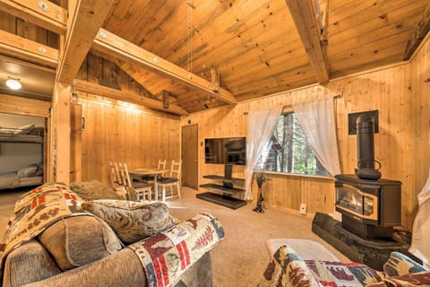 Cabin with Fire Pit Minutes to Vineyards and Hiking! House in Dorrington