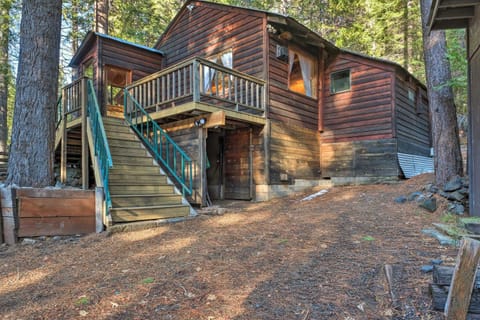 Cabin with Fire Pit Minutes to Vineyards and Hiking! Casa in Dorrington