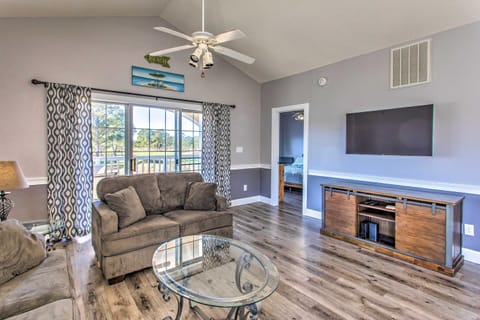 Pool and Golf Course Views Myrtle Beach Condo Apartment in Carolina Forest