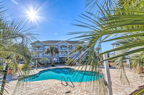 Myrtle Beach Escape Pool and Views, Less Than 2 Mi to Beach Condominio in Carolina Forest