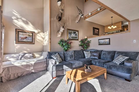 Charming Angel Fire Condo, Walk to Ski Lifts Apartment in Angel Fire