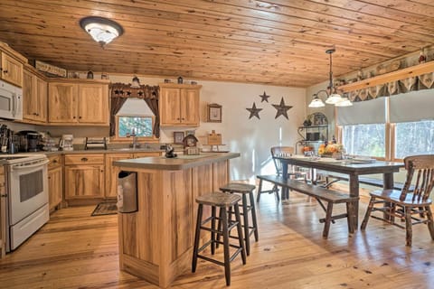 Outdoor Adventure - Charming Cabin with Hot Tub House in White County