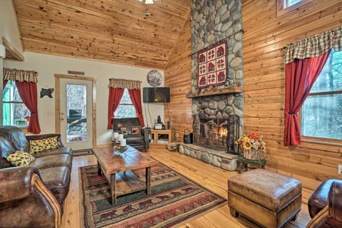 Outdoor Adventure - Charming Cabin with Hot Tub House in White County