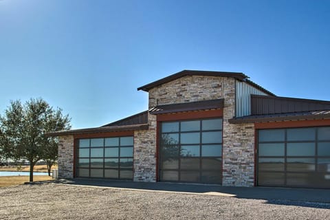 Expansive Retreat on 53-Acre Ranch with Stalls! Haus in Denton