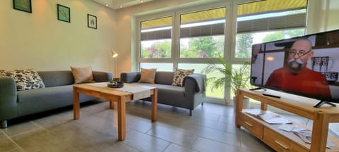 TV and multimedia, Photo of the whole room, Seating area