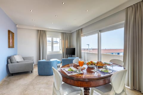 Communal lounge/ TV room, Natural landscape, Living room, Food and drinks, Seating area, Dining area, Evening entertainment, Food, Breakfast, Drinks