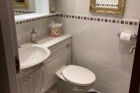 1 Bed House - Central Free Parking Wifi House in Stirling