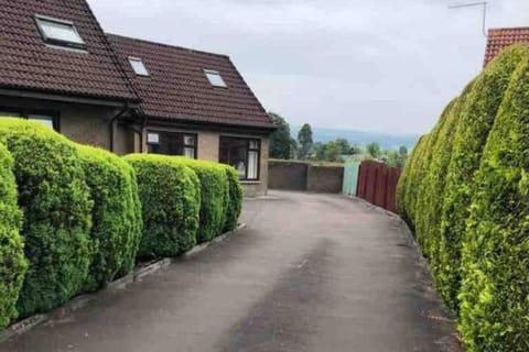 1 Bed House - Central Free Parking Wifi House in Stirling