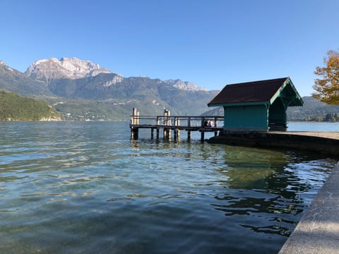 Au cœur de St Jorioz, spacieux appartement avec terrasse et vue montagne. Condominio in Sévrier