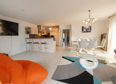 TV and multimedia, Living room, Seating area, Dining area