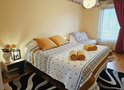 Bed, Photo of the whole room, Bedroom, towels