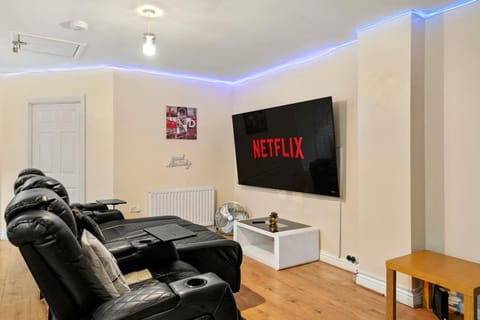 Lt Properties Unique Bungalow style Spacious one bedroom Apartment in Luton Town centre super size round bed Netflix Apartment in Luton