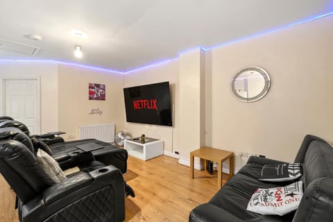 Lt Properties Unique Bungalow style Spacious one bedroom Apartment in Luton Town centre super size round bed Netflix Apartment in Luton