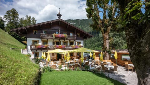 Property building, Restaurant/places to eat, Garden, Balcony/Terrace