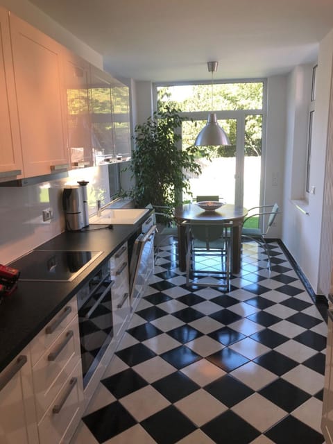 Kitchen or kitchenette, Dining area, dishwasher, minibar, pet friendly