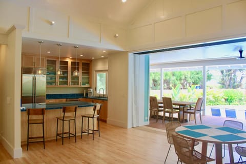 Gorgeous Renovated 1937 Plantation Style Beach House 50 Steps to the Center of the Beach home Maison in Kailua