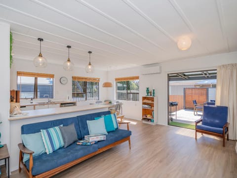 Shore Beats Work - Whangamata Holiday Home House in Whangamatā